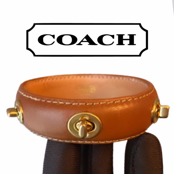 Coach Leather turn lock  bracelet 🩷 excellent condition - Picture 3 of 3